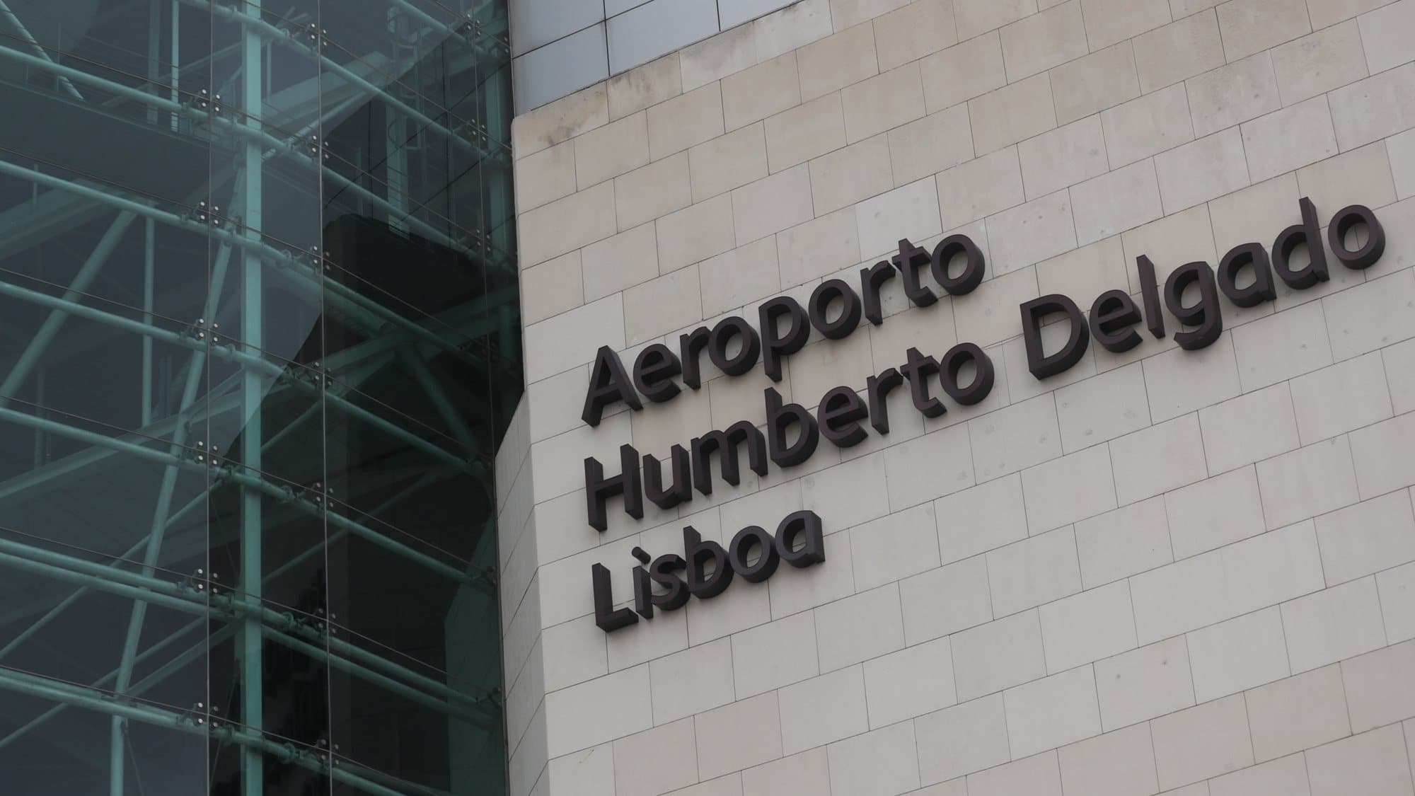 Guia Completo: Estacionamento no Aeroporto de Lisboa 2025