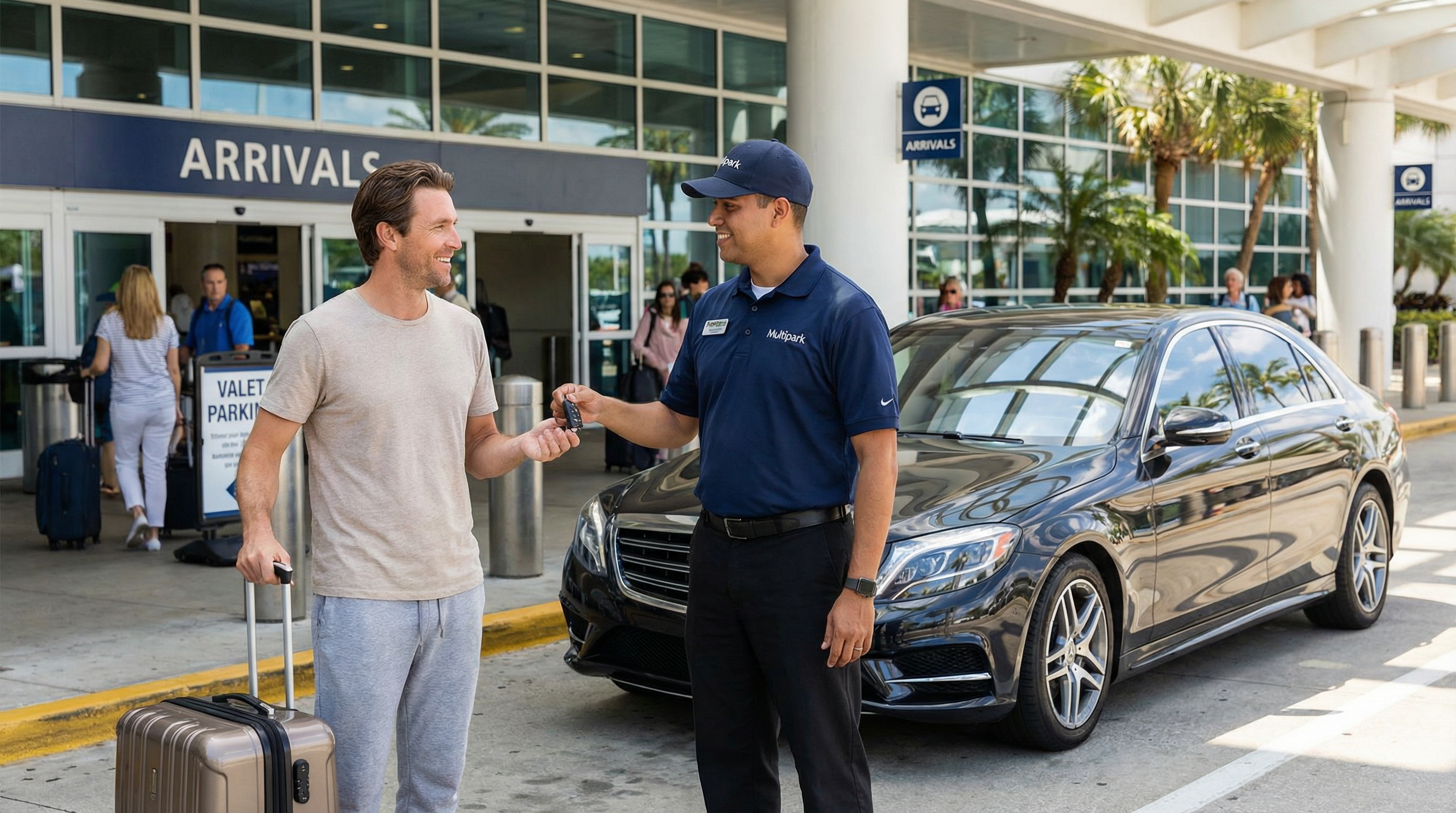 Valet Parking e Serviços Extra: O cliente a chegar de viagem relaxado e sorridente, e o motorista da Multipark a entregar-lhe a chave do carro limpo e impecável nas Chegadas do aeroporto